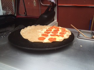 CREPA DE PEPPERONI Y MANCHEGO